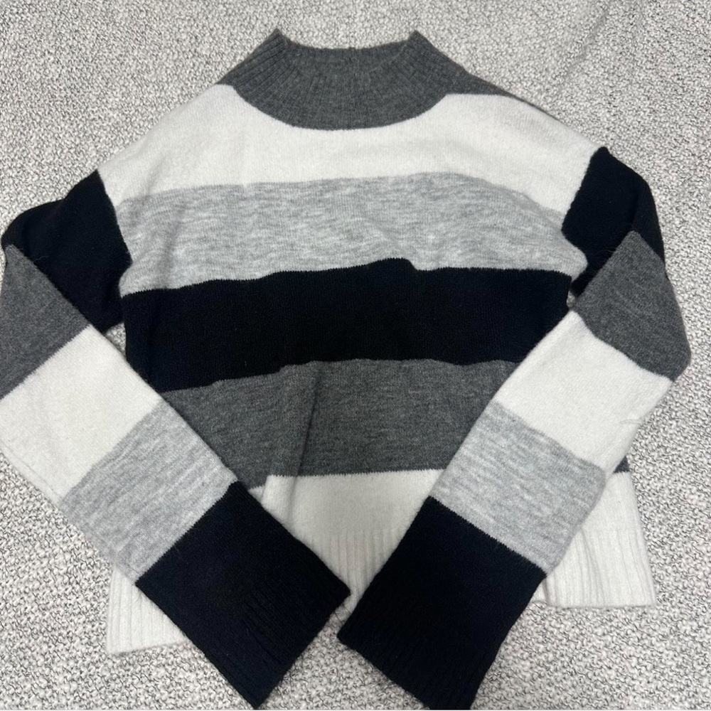 express sweater.size S.worn a few times.there’s a small thread ripped on the arm